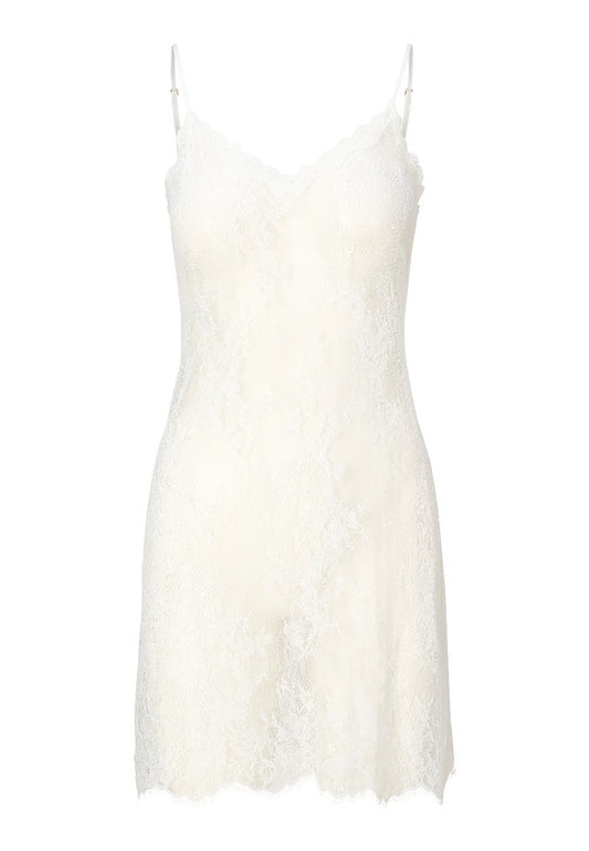 Ivory Illusion Chemise – Verfijnde kanten nachtjurk met kruisbandjes