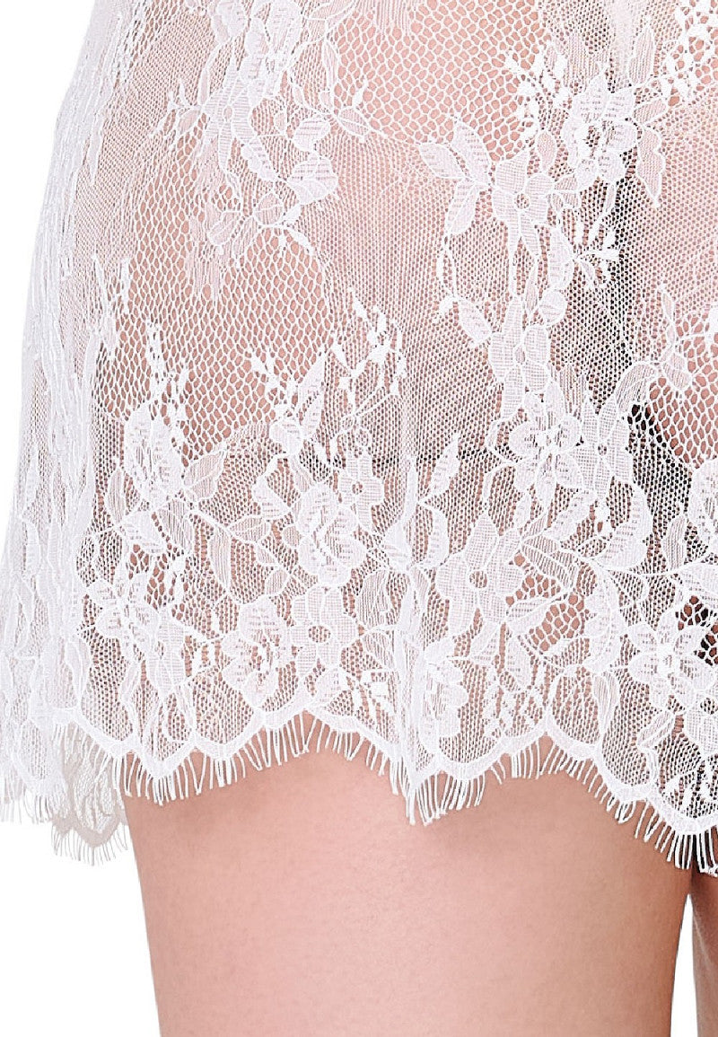 Ivory Illusion Chemise – Verfijnde kanten nachtjurk met kruisbandjes