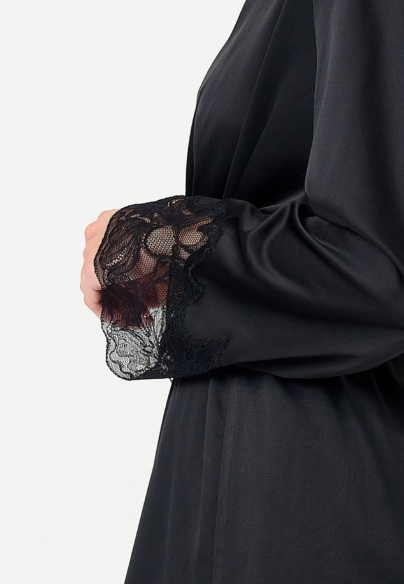 Beauty in Black Satijnen Kimono