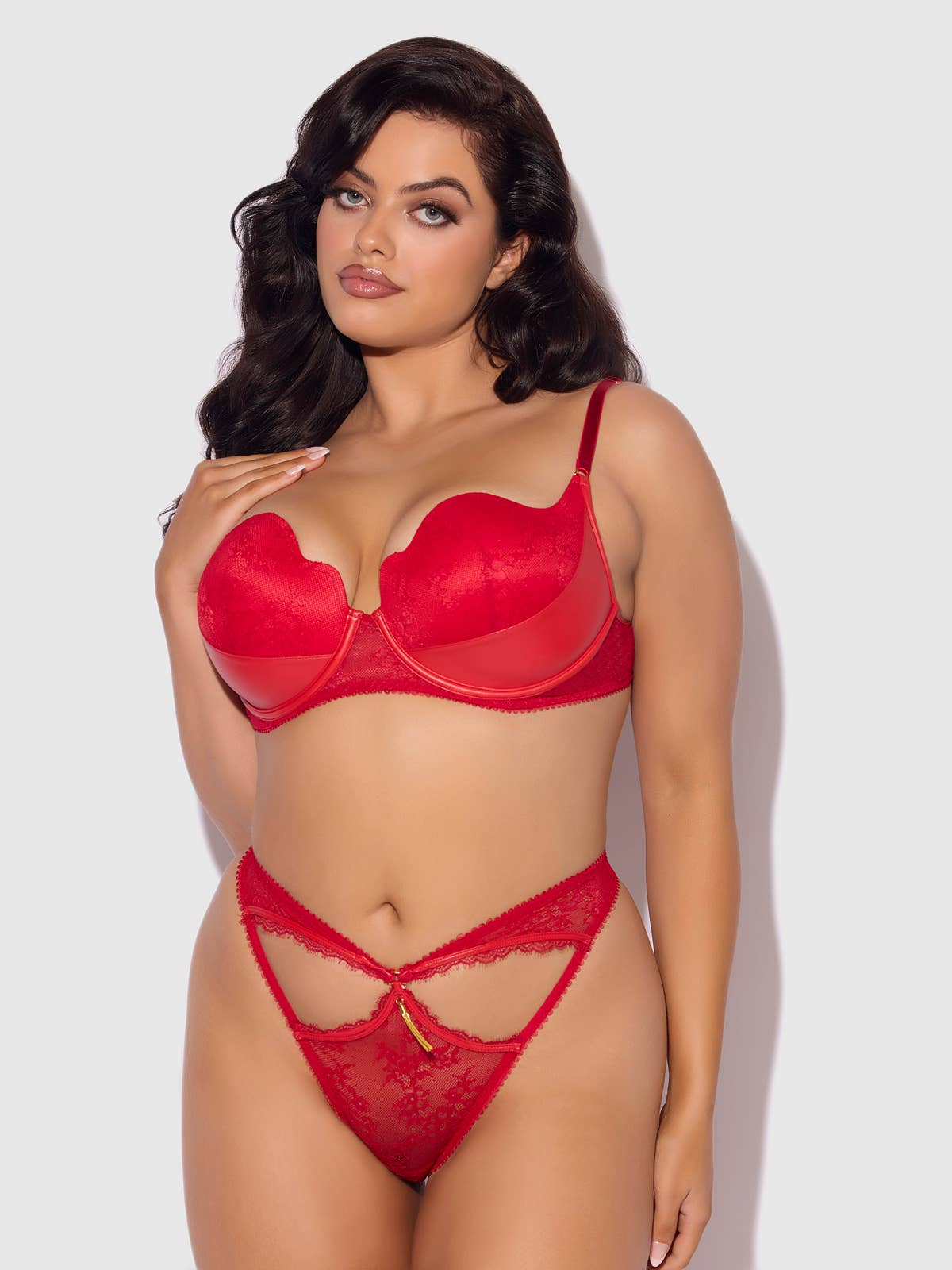 House_of_desire_kiki_rood_kanten_en_vegan_leren_lingeriesett_detail_plussize_missqlingerie
