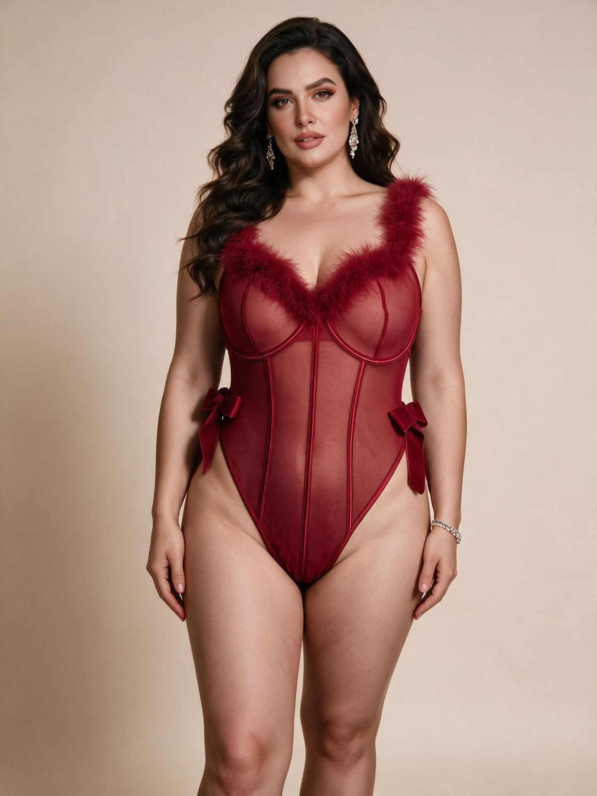 Rouge Bodysuit – Wijnrode Transparante Bodysuit met Veertrim en Strikdetails