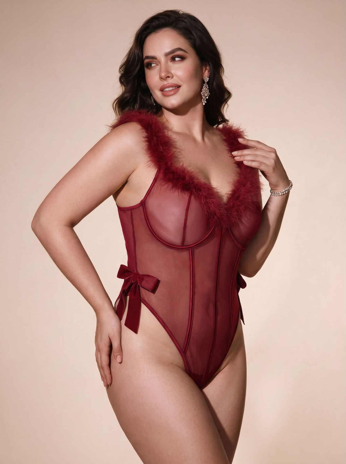 Rouge Bodysuit – Wijnrode Transparante Bodysuit met Veertrim en Strikdetails