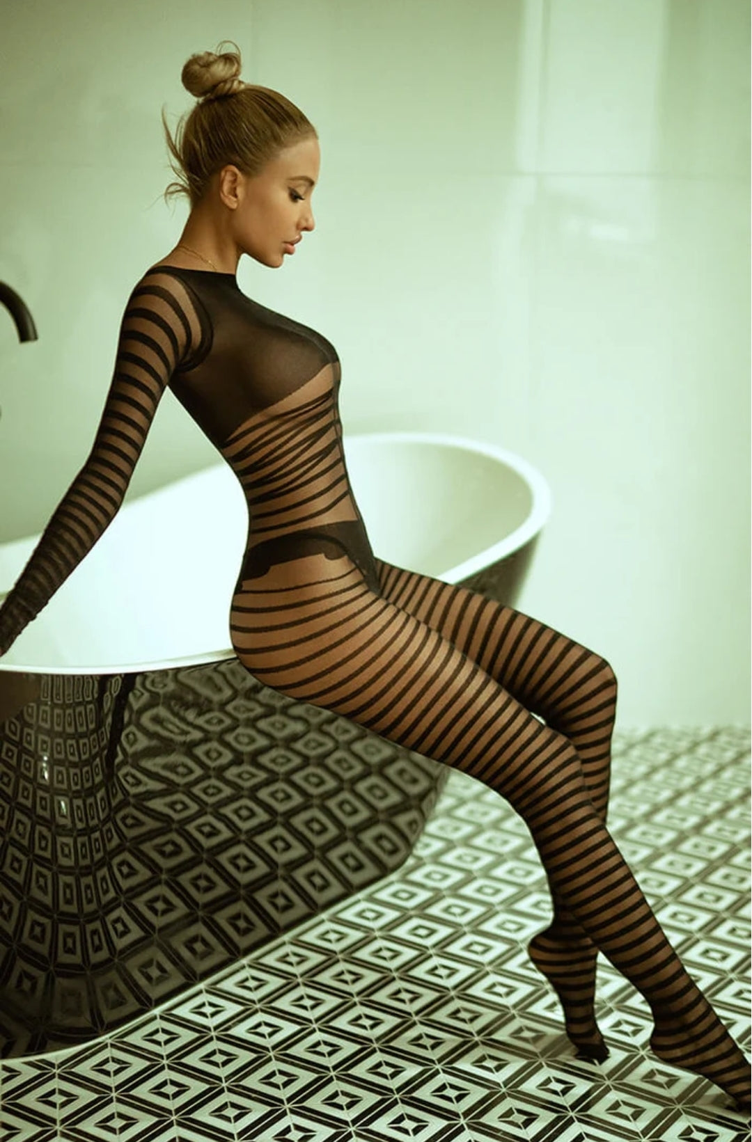 Obsidian – Verleidelijke Gestreepte Bodystocking