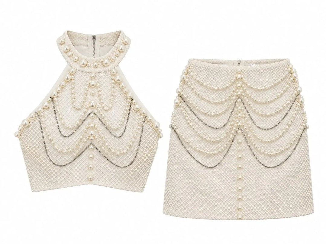 Twee deelige set met crop top en rok, bedekt met parels en decoratiieve kettingen