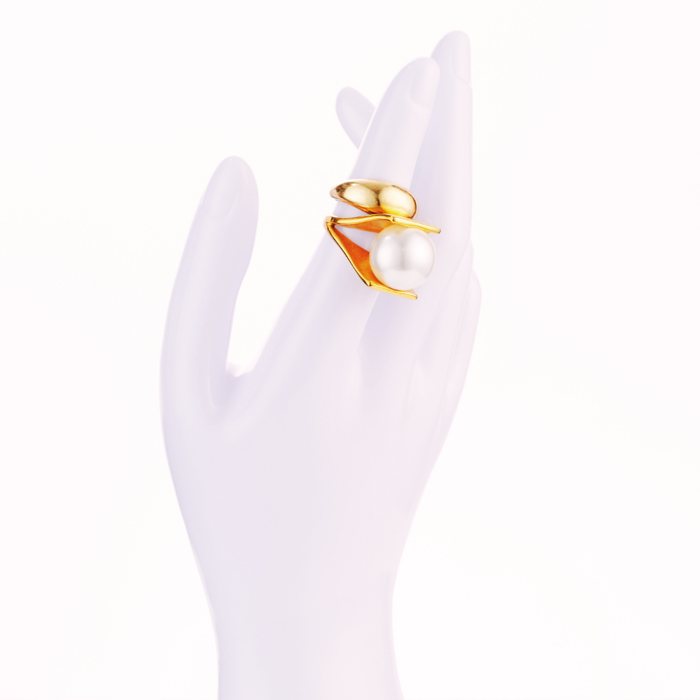 Faustina I | 6 Pearls Luxe Harnas – Gedurfde elegantie in parel en goud