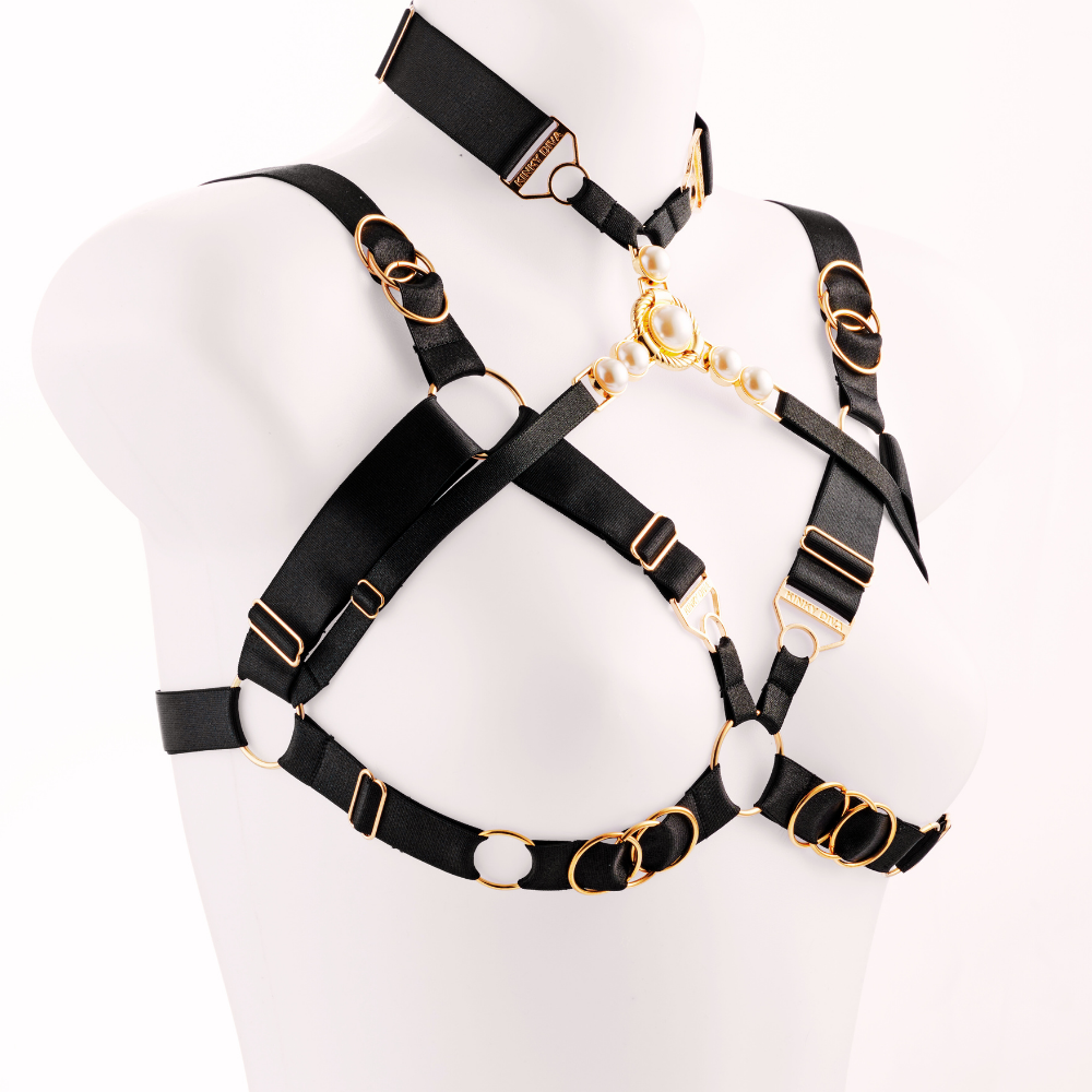 Faustina I | 6 Pearls Luxe Harnas – Gedurfde elegantie in parel en goud