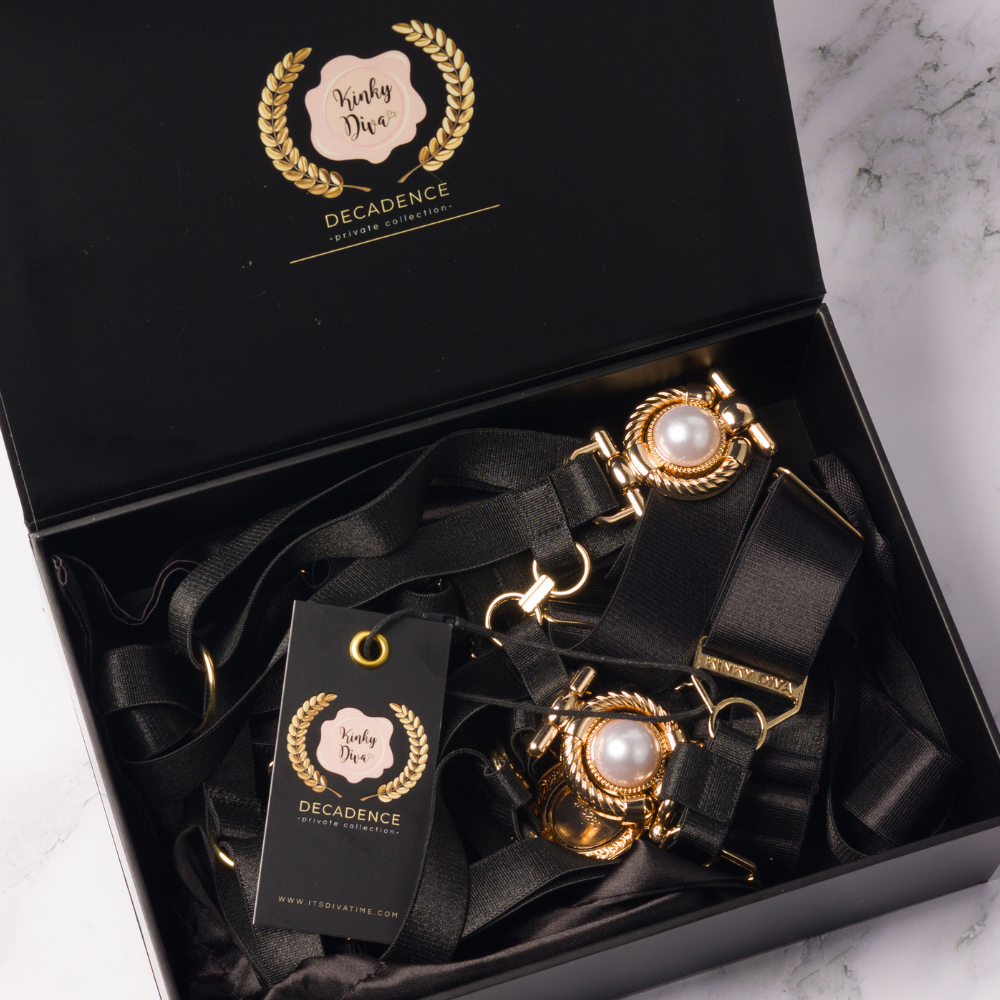 Faustina I | 6 Pearls Luxe Harnas – Gedurfde elegantie in parel en goud